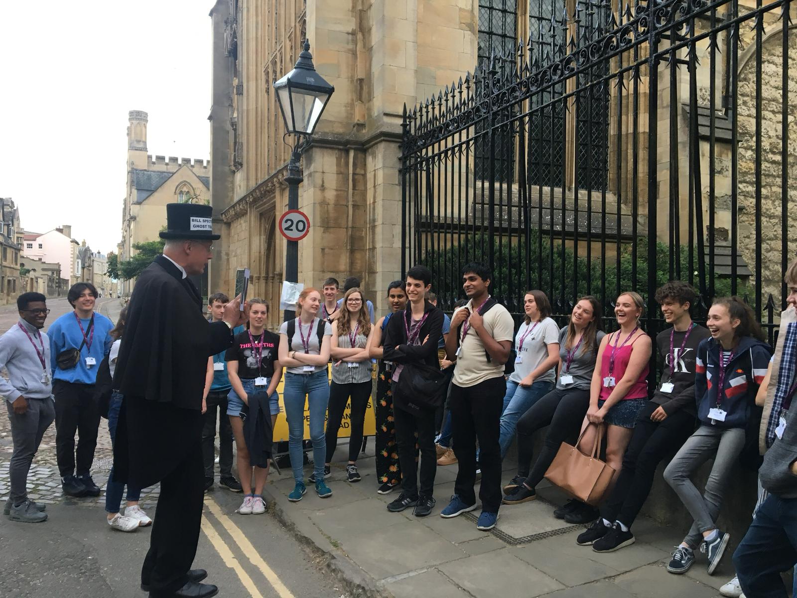 Large group of students on walking tour of Oxford