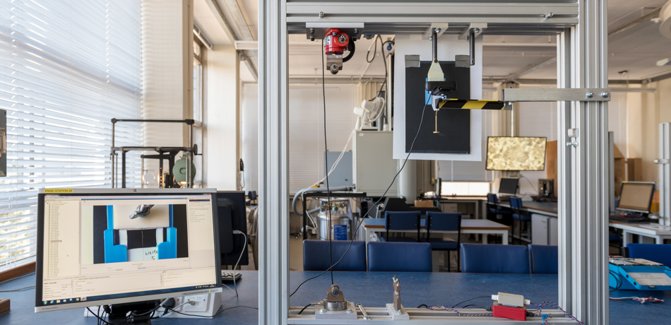 Mechanical lab equipment set up and computer screen