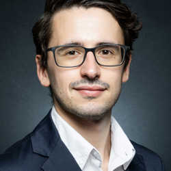 A portrait of Henrique Aguiar