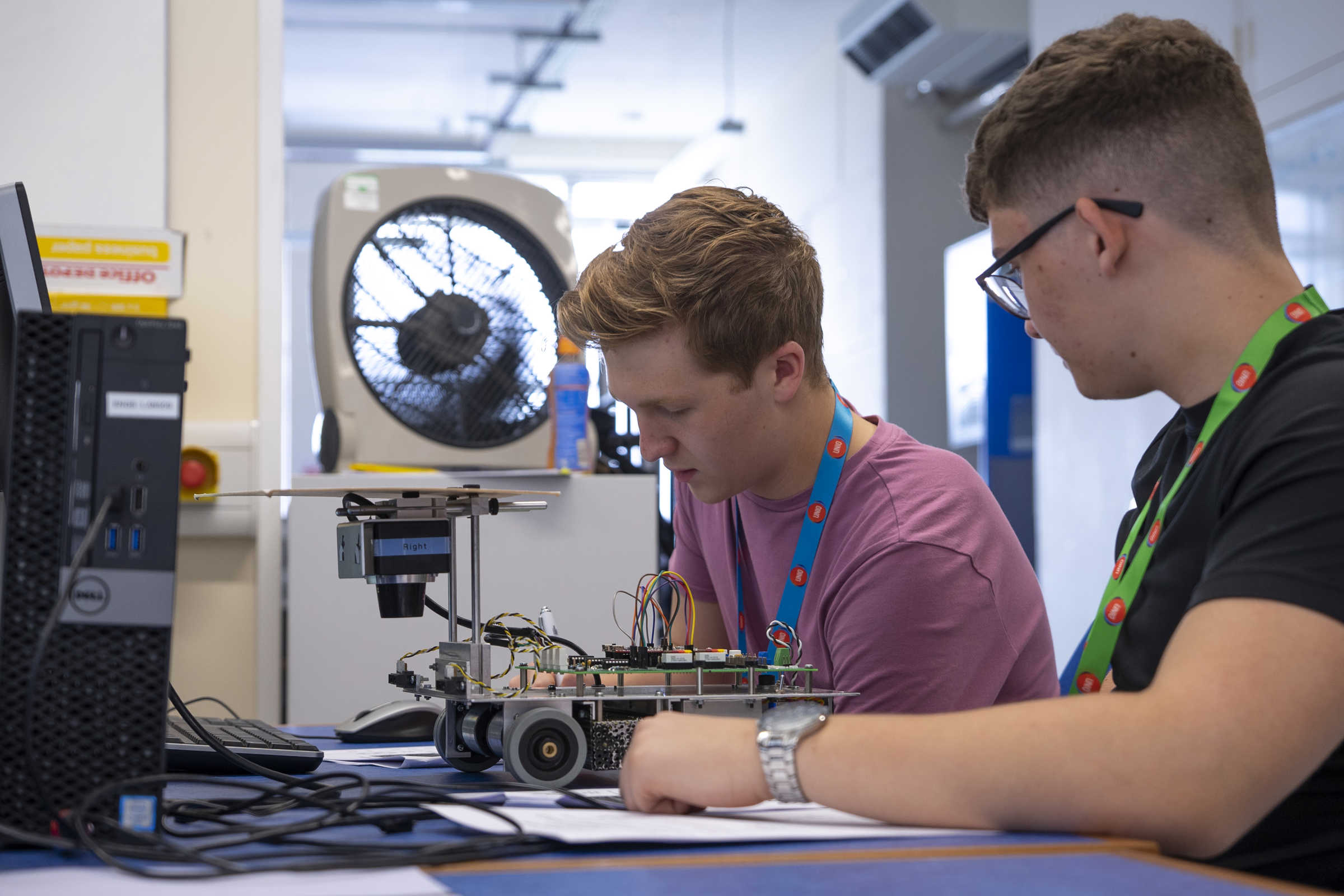 Participants of the UNIQ Summer School 2019 taking part in lab work, image by William Parry, Wadham College